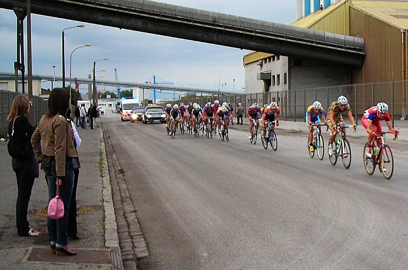 2011-08-05 38 GP Lorient Elite Peloton en file indienne.JPG